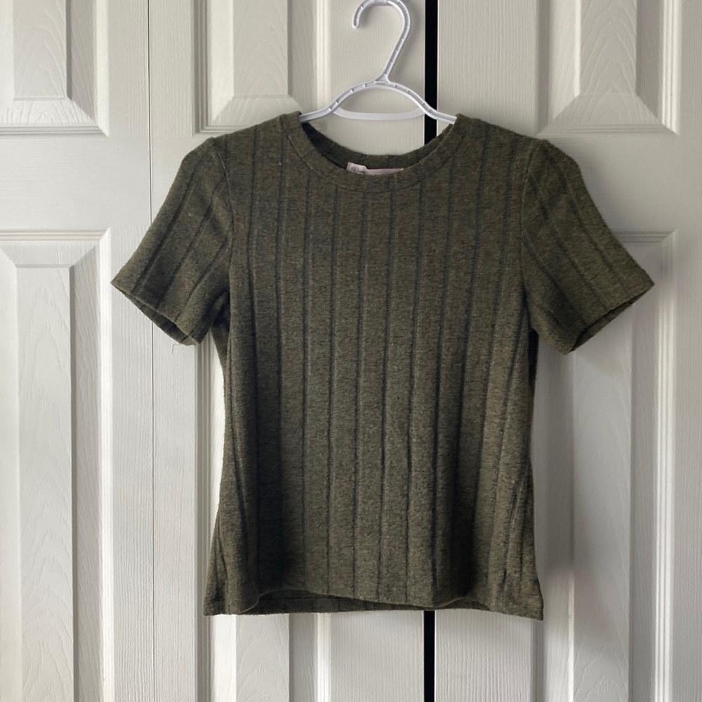 Green cropped shirt